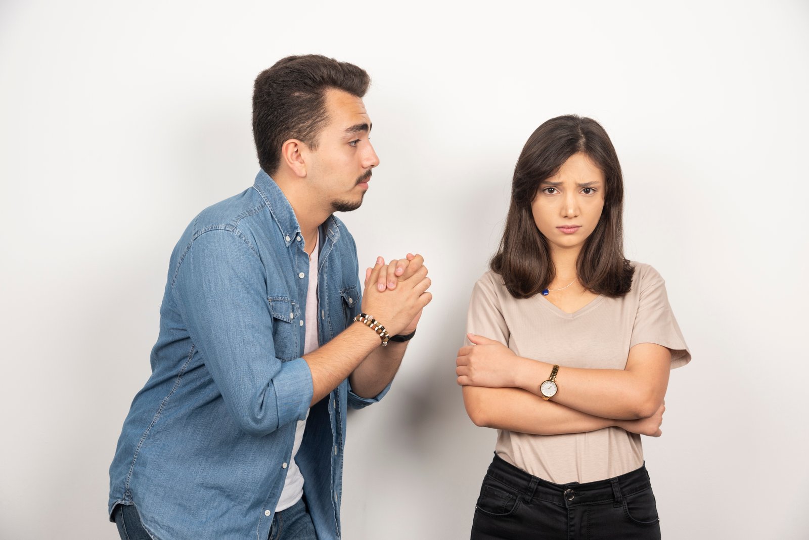 Cena sugestiva de encontro romântico entre um homem e outra mulher